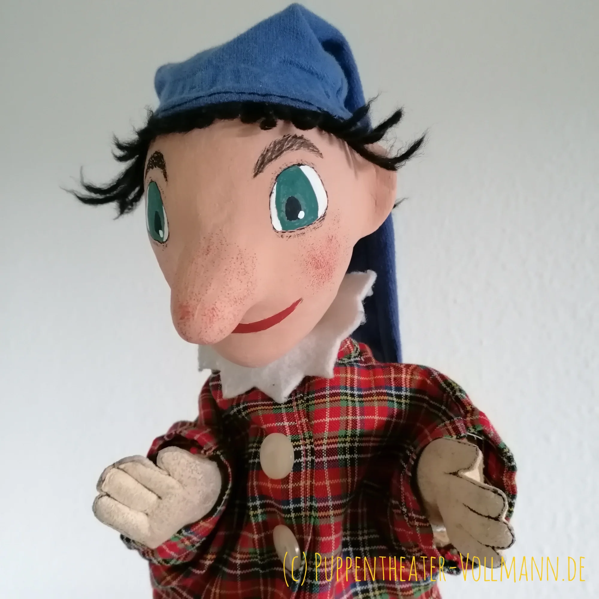 Eine Kasper-Handpuppe schaut den Betrachter an.