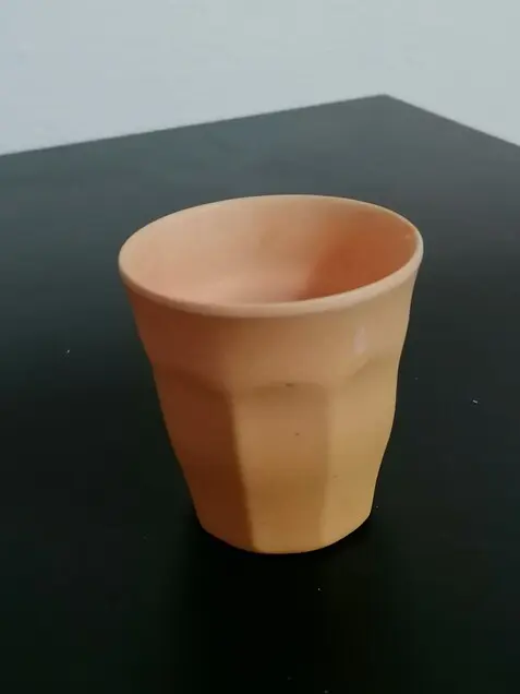 ein brauner Trinkbecher