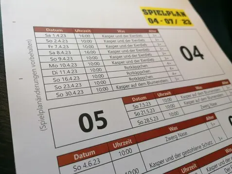 Ein Blatt Papier mit dem Spieplan der kommenden Monate.