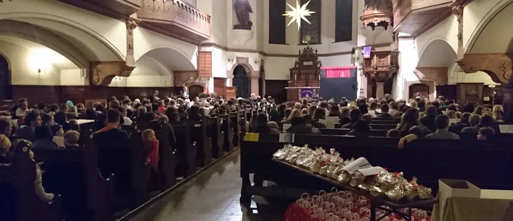 Familien vor eine Puppenbühne in einer großen Kirche